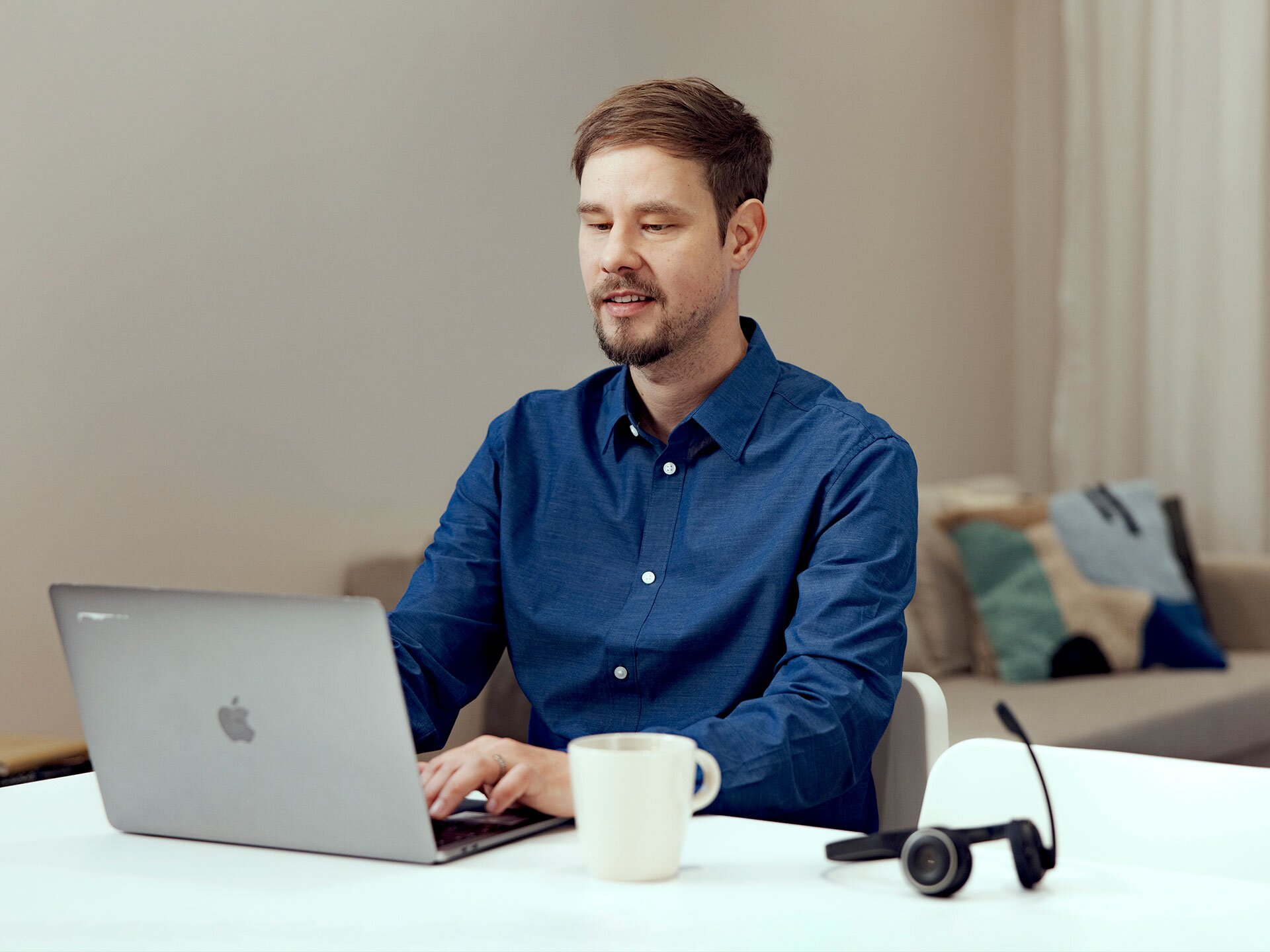 orion_orionees_man-working-homeoffice_2022_0643.jpg